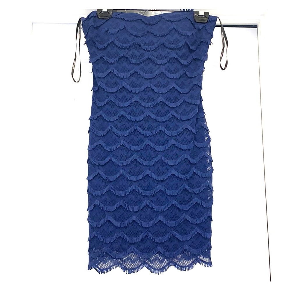 GUESS Size 6 scalloped lace navy strapless dress